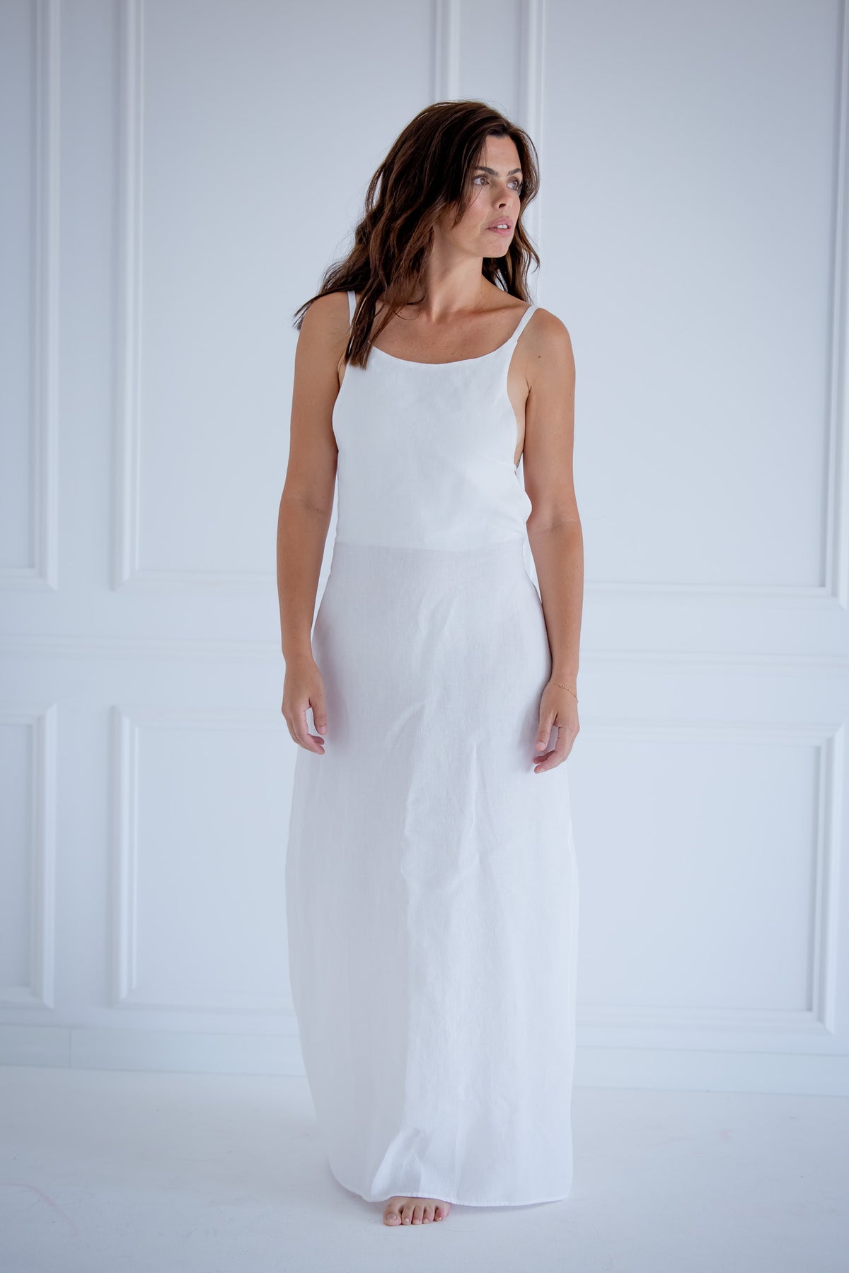 Vestido longo de linho pérola Helliza com costas abertas, vista frontal