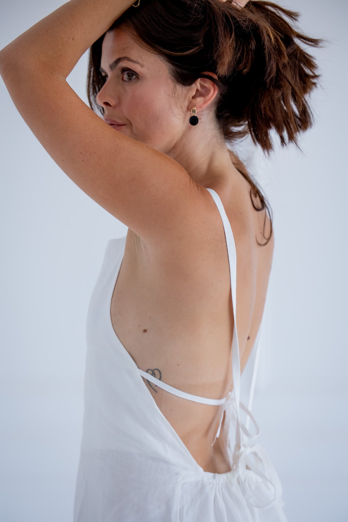 Vestido longo de linho pérola Helliza, detalhe das costas abertas