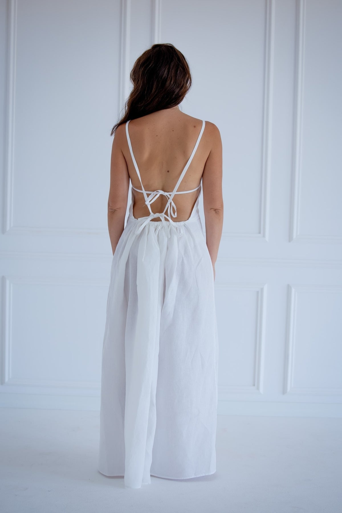 Vestido longo de linho pérola Helliza com costas abertas, vista de costas
