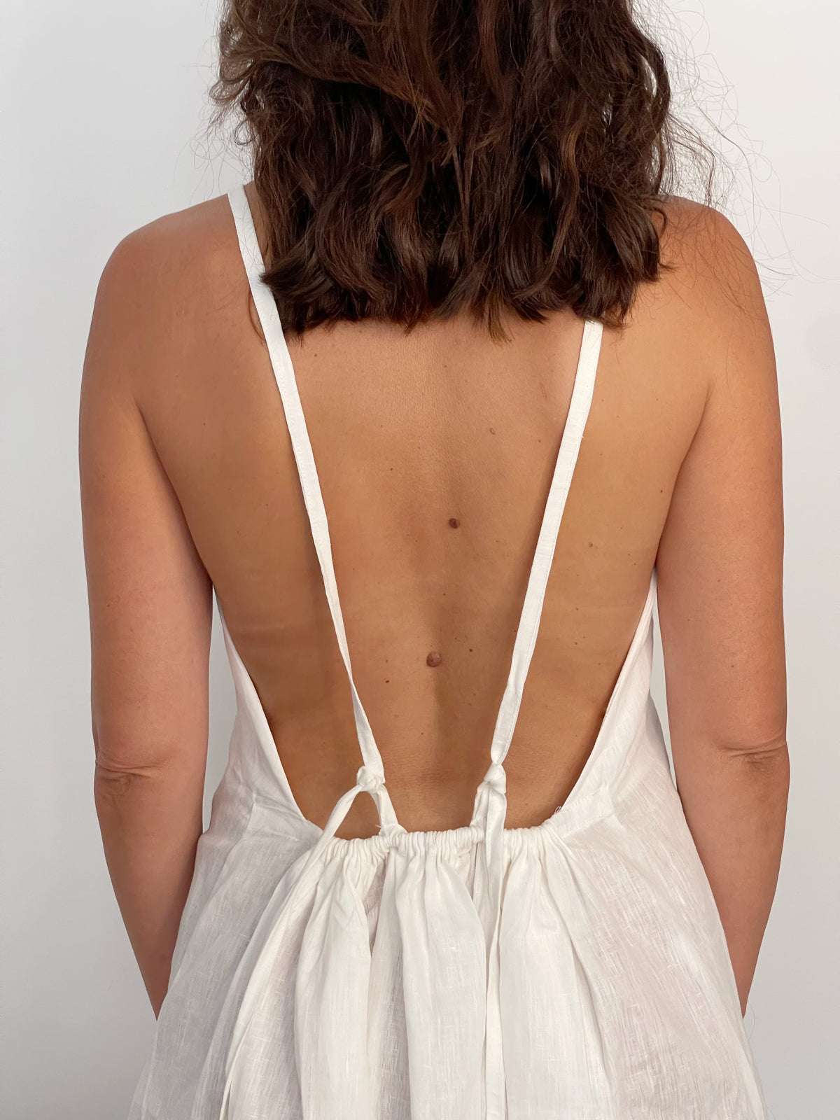 Vestido longo de linho pérola Helliza, costas abertas em movimento